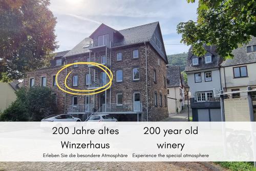 布雷姆Terrassenidylle in Winzerhaus的一张房子的照片,上面有一个黄色圆圈