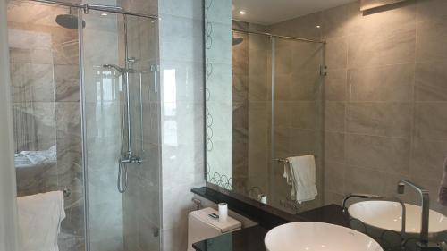 纳仲天The Riviera Monaco的带淋浴、卫生间和盥洗盆的浴室