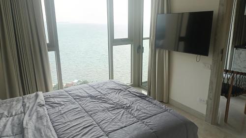 纳仲天The Riviera Monaco的一间卧室设有一张床和一个大窗户