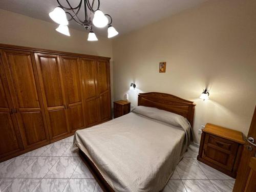 马尔萨什洛克Casa Del Mare, 3Bedroom House in Marsaxlokk Fishing Village的一间卧室配有一张床和木制橱柜