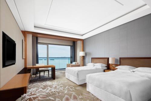 淳安千岛湖喜来登度假酒店的酒店客房设有两张床和电视。