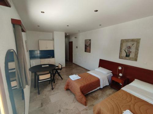 塞利亚尼蒂卡ResidenceTheo的酒店客房设有两张床和一张桌子。