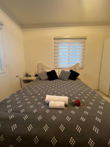 内坦亚Beachfront Studio, fully equipped的一间卧室,配有一张带鲜花的床