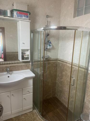 罗安达Sunny Luanda的带淋浴和盥洗盆的浴室