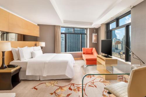 上海上海威斯汀大饭店的卧室设有一张白色大床和大窗户
