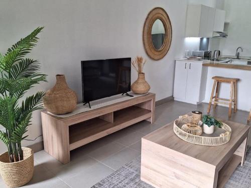 巴利托Simbithi Golf Estate Luxury Apartment的客厅配有餐桌上的平面电视