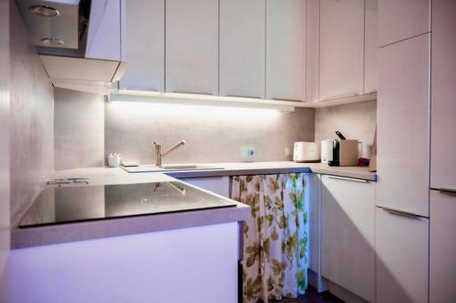 施泰尔Steyr City Apartment mit 2 Schlafzimmer的厨房配有白色橱柜和水槽