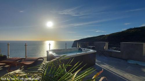 TábuaCastelo do Mar, Madeira的浴缸位于海景阳台上方