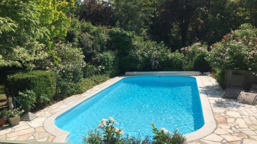 图尔奈La Roseraie的花园中的一个游泳池