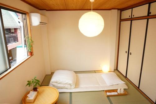 大阪SYOGA A house, next to natural park的小房间设有一张床和一张桌子