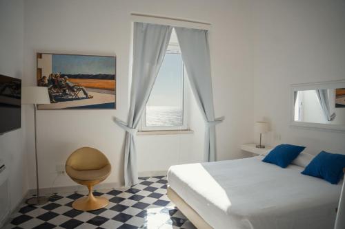 斯佩隆加Ganimede Centro Storico的白色的卧室设有床和窗户