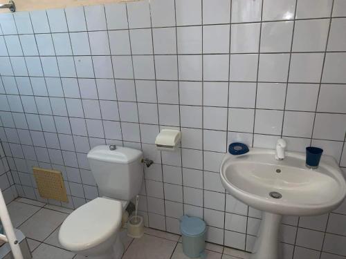 Rivière-PiloteDomaine de Kanelle的白色的浴室设有卫生间和水槽。