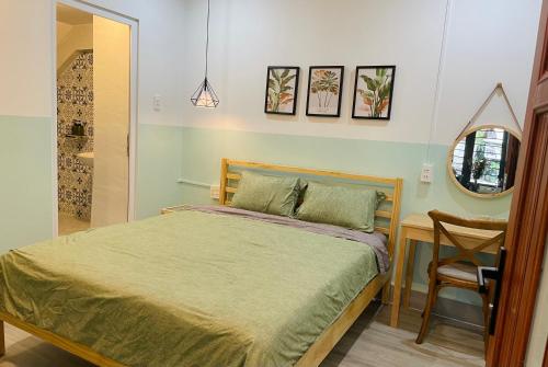迪石STAY hostel 2 - 350m from the ferry的一间卧室配有一张床、一张桌子和一面镜子