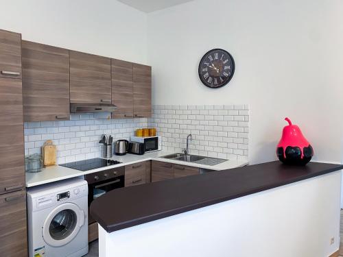 New Cozy Apartments In Porte de HAL的厨房或小厨房