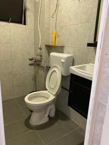 莎阿南Igo homestay - Family Room的一间带卫生间和水槽的浴室
