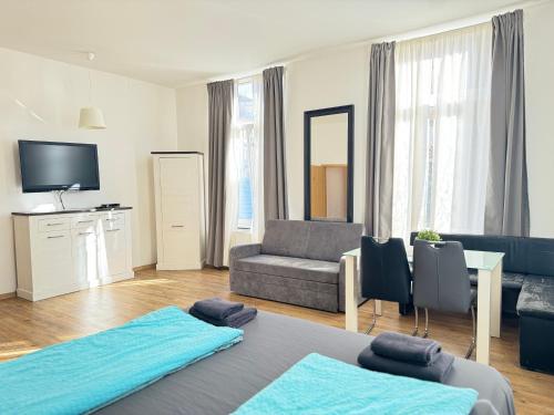 德累斯顿德累斯顿山公寓的一间带两张床和一张沙发的客厅