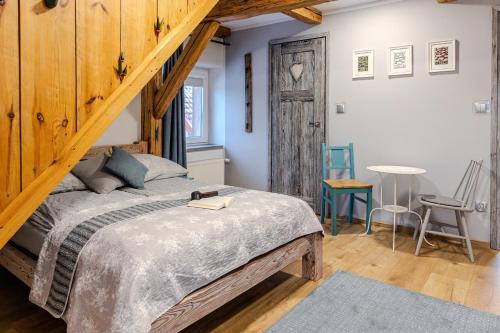 文戈热沃Nasze Calle的一间卧室设有一张大床和一扇木门