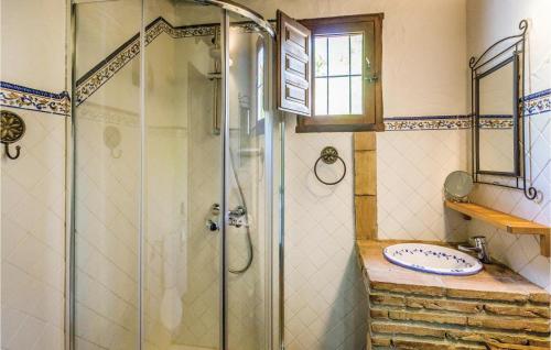 BorgeNice Home In El Borge With Wifi的带淋浴和盥洗盆的浴室