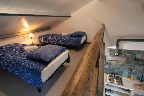 GaioValvida的一间小房间,配有两张床和厨房