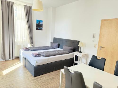 德累斯顿德累斯顿山公寓的卧室配有一张床和一张桌子及椅子