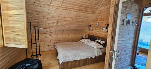 库塔伊西LIMA的小木屋内的小房间,配有一张床
