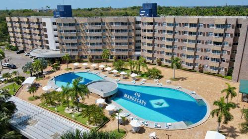 巴雷里尼亚斯Barreirinhas Gran Lençóis Flat的享有酒店空中美景,设有游泳池