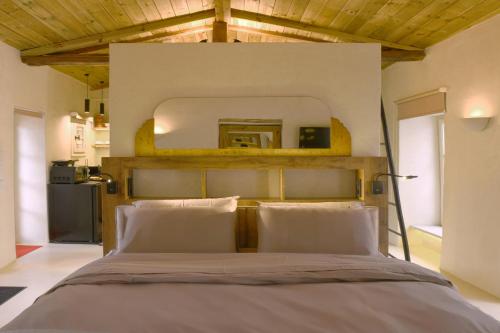 雅典SUITE HOUSE THISSION的一间卧室配有一张大床和木制床头板