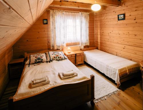 下乌斯奇基Willa Stasia的小木屋内一间卧室,配有两张床