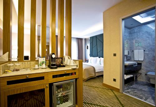 加济安泰普加济安泰普假日酒店的一间酒店客房 - 带一张床和一间浴室