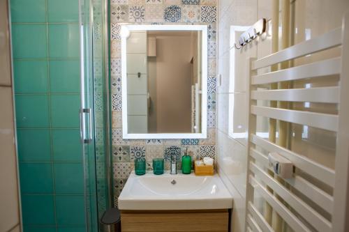 武科瓦尔Studio apartman D7的一间带水槽和镜子的浴室