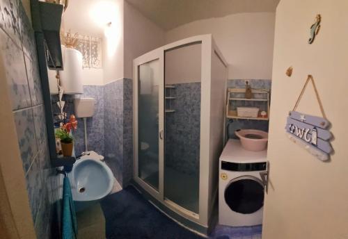 维甘Apartman Marin - Viganj的一间带水槽、卫生间和淋浴的浴室