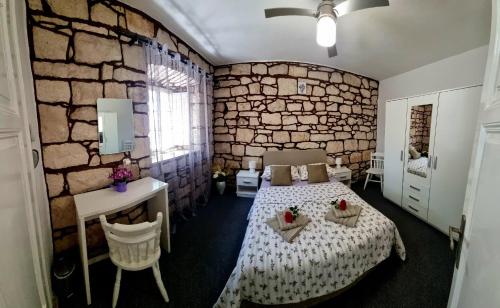 维甘Apartman Marin - Viganj的一间卧室设有一张床和石墙