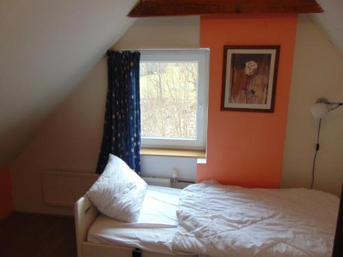 LamperticeHoliday House Vitejte doma的一间卧室设有一张床和一个窗口