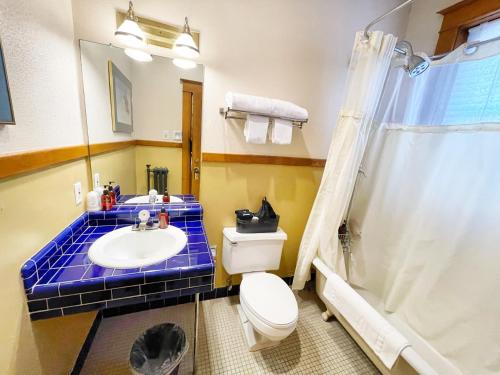 普雷斯科特旺多姆酒店的浴室配有卫生间、盥洗盆和淋浴。