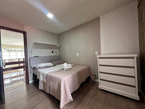 弗洛里亚诺波利斯Recanto da Sol的一间卧室配有两张床和梳妆台。
