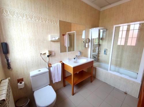 纳瓦雷特圣卡米洛酒店的一间带水槽、卫生间和镜子的浴室
