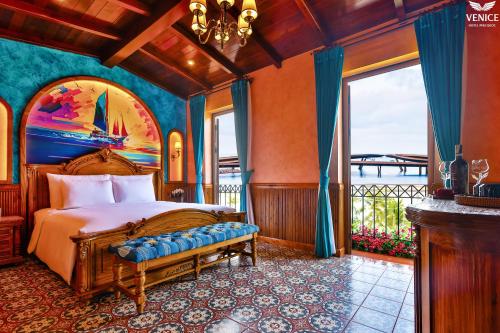 富国Venice Hotel Phu Quoc - Free Hon Thom Island Waterpark Cable Car & Sunset Town Tour的一间卧室设有一张床和一个大窗户