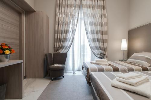 米兰布雷拉名誉住宿加早餐旅馆的酒店客房设有两张床和窗户。