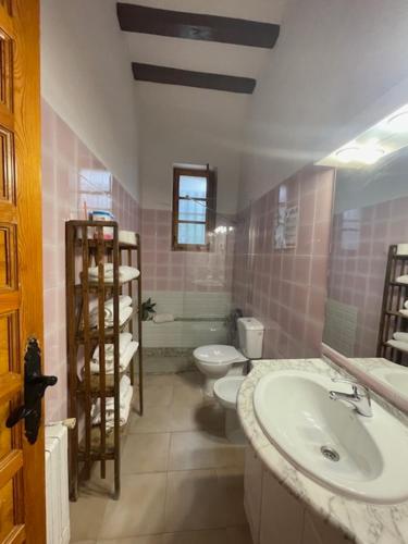 托尔托萨La Muntanya alojamiento rural turistico vacacional的浴室配有盥洗盆、卫生间和浴缸。
