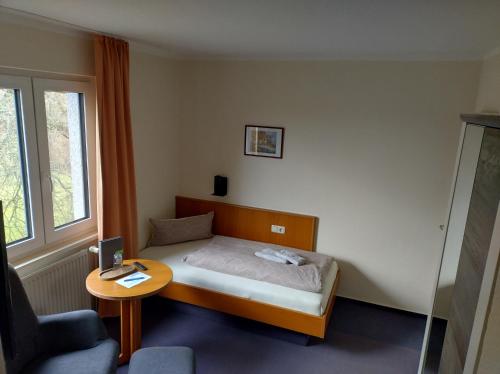奥茨塞巴德·迪尔哈根Pension Stocker的一间小卧室,配有一张床和一张桌子
