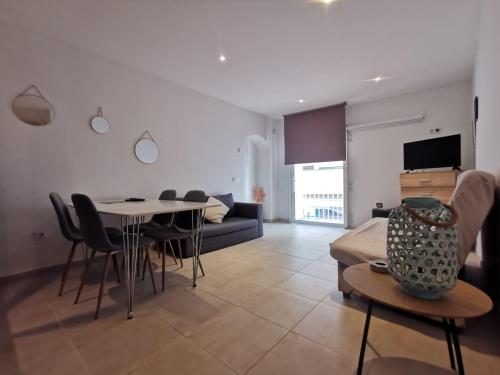 罗萨斯Appartement Centre-ville a 100 mètre de la plage的客厅配有沙发和桌椅
