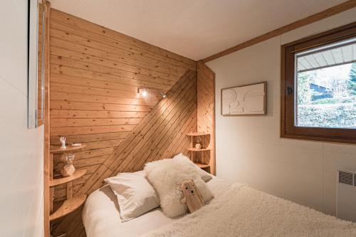 圣热尔韦莱班Ski ou Thermes? Un appt cabine avec vue magnifique的一间卧室,床上有泰迪熊