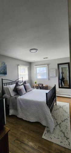 Lake HiawathaCozy Furnished Room In A Quiet And Residential Neighborhood的卧室配有一张带白色床单和枕头的大床。