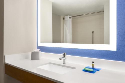 维洛海滩Holiday Inn Express Vero Beach-West I-95, an IHG Hotel的浴室设有白色水槽和镜子