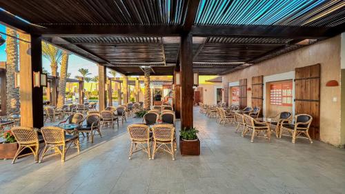 马萨阿拉姆Gemma Resort的庭院里一排桌椅