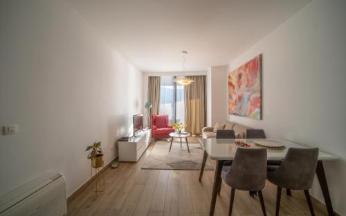 布德瓦Amare Luxury Apartments的客厅配有桌椅