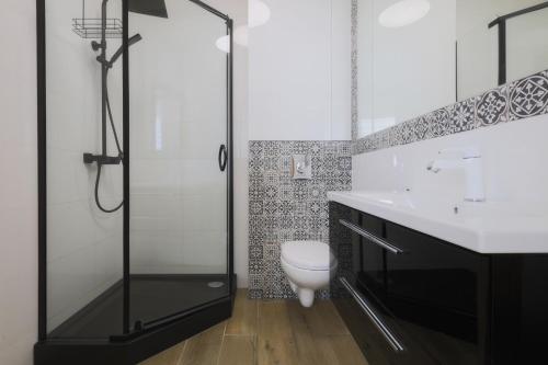 别尔斯克-比亚拉Toscany de LUX samo centrum的一间带卫生间和玻璃淋浴间的浴室