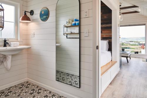 迪伦比奇Dillon Beach Resort的带淋浴和盥洗盆的浴室