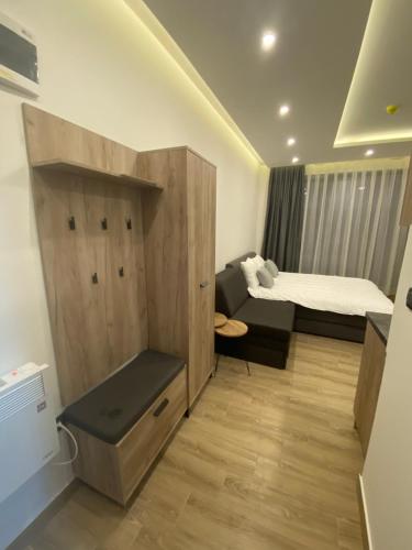 科帕奥尼克Residence Hill A83的小房间设有一张床和一间小卧室