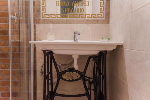 KrklinoApartment in Antique Museum Filip的浴室设有白色水槽和黑椅子